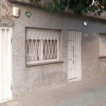 VENTA | PERMUTA - Casa 2 dormitorios y patio. Barrio Belgrano, Rosario. - APTO CRÉDITO.