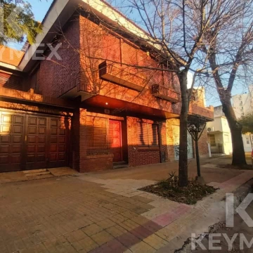 Casa en venta 5 dormitorios, cochera, Barrio Parque San Martin, La Plata
