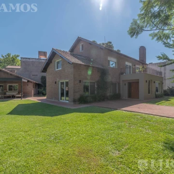 EXCELENTE CASA EN VENTA EN CUL DE SAL EN PUNTA CHICA, CON UBICACION PREMIUM DE LIBERTADOR AL RIO.