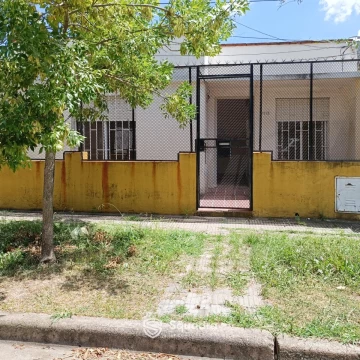 VENTA - Casa de 2 dormitorios con patio, y cochera - Tiro Suizo, Rosario. APTO CRÉDITO.