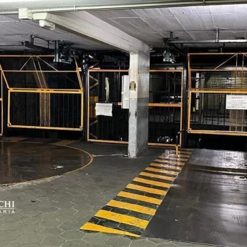 Cochera Amplia, Fija y Cubierta con Valet Parking