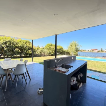 Casa de 3 dormitorios en una sola planta a la laguna en San Sebastián. APTO CRÉDITO