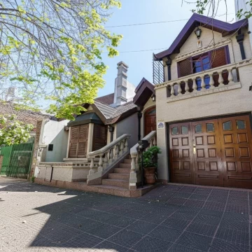 Casa en venta  apto crédito lote propio con cochera dos autos jardín y quincho  en Villa Luro