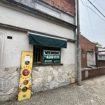 Casa  en venta de dos dormitorios a reciclar en Barrio Ludueña Rosario Pascual Rosas 500