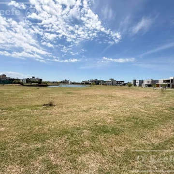 Lote a laguna en venta con posesión inmediata en Sebastian Gaboto Pueblos del Plata Hudson