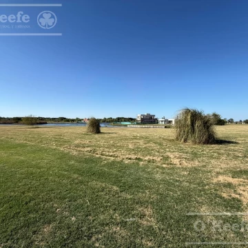 Lote en venta en Elcano, a laguna, orientación norte. Hudson. Posesión inmediata
