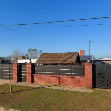 Bv. de la Esperanza 1163  - VENTA Casa 2 Dormitorios con Pileta y Cocheras