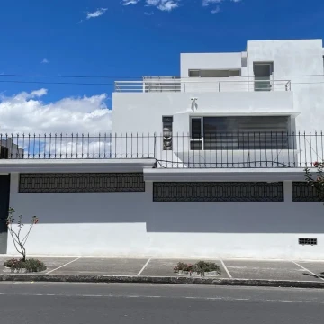 Propiedad en Venta en Monteserrin(1068m2) totales