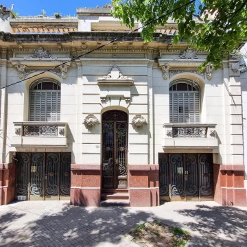 Av. Pellegrini 127 - VENTA Casa 6 Dormitorios