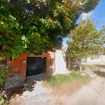 VENTA/PERMUTA - Casa de 3 dormitorios con patio y cochera a reciclar - Saladillo, Rosario.