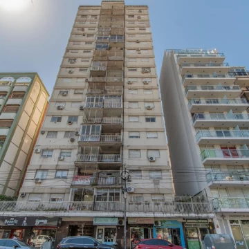 VENTA DEPARTAMENTO 4 AMBIENTES CON COCHERA EN FLORES.