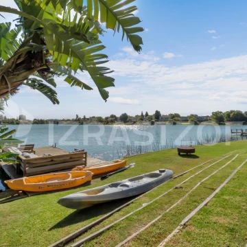 Casa en venta en Santa Bárbara, a 3/4 dormitorios a la laguna central, vista al atardecer