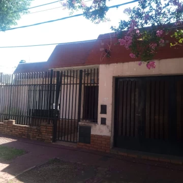 CASA DE 2 DORMITORIOS CON GARAGE Y PATIO CON VERDE ALBERDI  OESTE