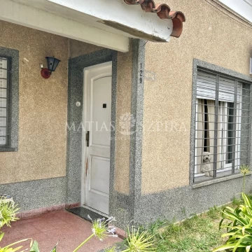Venta casa 4 ambientes, Apto Credito. Villa Tesei Hurlingham, ideal flia numerosa, construccion solida, amplio espacio libre , a pasos del Acceso Oeste y Av. Vergara.