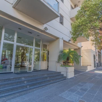 VENTA DEPARTAMENTO 2 AMBIENTES CON BALCÓN EN TORRE CON PISICNA. PARQUE CHACABUCO.