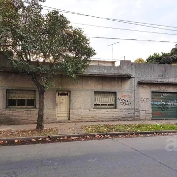 Lote en Venta en Villa Ballester de 15 x 9 mts. - Casa de 3 ambientes a refaccionar.