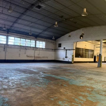 Depósito de 2300 m2 cubiertos en Villa Adelina