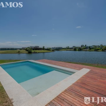 Casa en San Sebastián sobre hermosa Bahía a la laguna en Área 1 MB