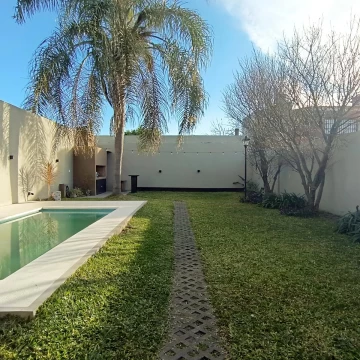 VENTA/PERMUTA - Casa - 3 dormitorios - Patio y piscina - Alberdi, Rosario