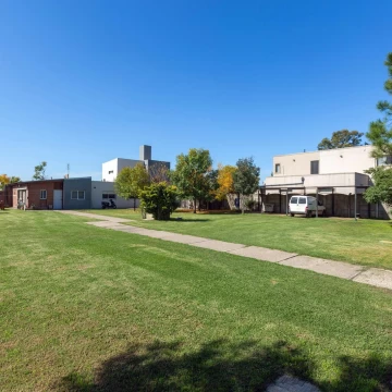VENTA - Casa 3 dormitorios, jardín y cochera - Funes. APTO CREDITO