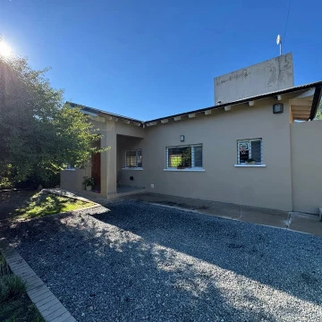 Casa impecable 3 dormitorios con gas natural bien ubicada
