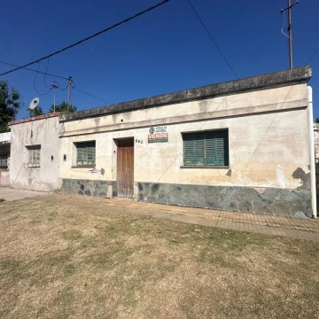 VENDE casa ubicada en M. Benitez 580