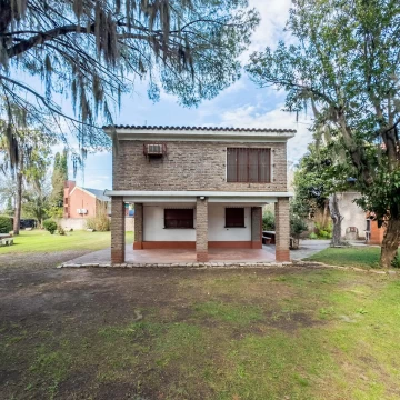 VENTA - Casa 3 dormitorios, jardín y piscina - Garita 15, Funes.