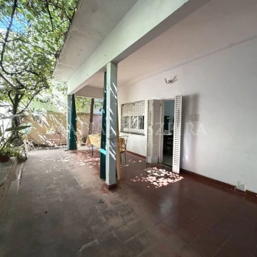 CASA  AMPLIO PARQUE  PERMUTA 