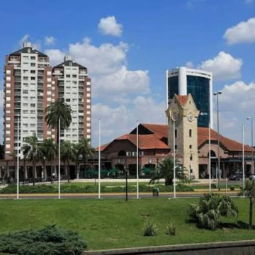 Excelente oportunidad! Casa sobre lote de 200 mts sobre una de las avenidas principales de Tigre y a metros del puerto de frutos.Desarrollada en 2 departa entos de 2 habitaciones cada uno con 2 entradas de autos y local sobre la avenida.Puede ser como vivienda multifamiliar o terreno para edificio.No dejes de visitarla!!