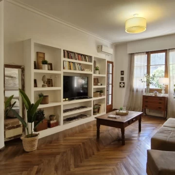 Venta, departamento céntrico con patio y balcón al frente