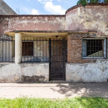 VENTA - Casa a refaccionar de 2 dormitorios y patio - San Lorenzo.