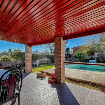 VENTA | PERMUTA - Casa de 2 dormitorios, jardín y pileta - Andino, Santa Fe. APTO CRÉDITO.