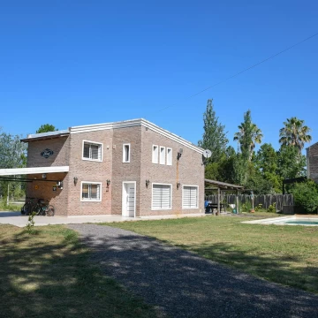 Excelente casa familiar con pileta en El Amanecer