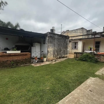 VENTA | PERMUTA - Casa de 2 dormitorios, a reciclar con cochera - Belgrano, Rosario. APTA CRÉDITO.
