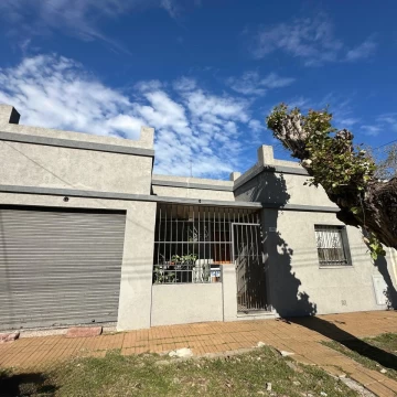 VENTA CASA 4 AMBIENTES CON COCHERA Y JARDÍN EN QUILMES APTO CRÉDITO