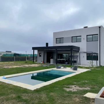 VENTA CASA DE CATEGORÍA CON PILETA MUELLE Y FONDO A LA LAGUNA SEBASTIAN GABOTO