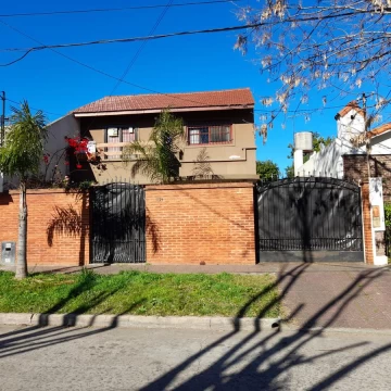 VENTA PH 4 AMB EN DON BOSCO CON PATIO Y PILETA