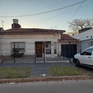 Venta/Permuta casa 3 ambientes con 3 cocheras en Don Bosco.