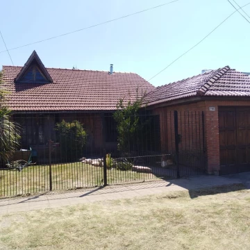 VENTA DE CASA DE 4 AMBIENTES CON PILETA EN QUILMES -  APTO CREDITO
