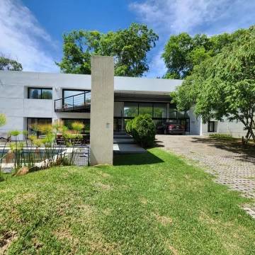 VENTA DE CASA  5 AMB.  CON PILETA  - B° El Molino - Abril  -  CONSULTAR FORMA DE PAGO