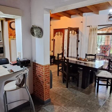 Venta de casa tres ambientes en Quilmes Este, parque, pileta y 2 cocheras - Anticipo y cuotas !!