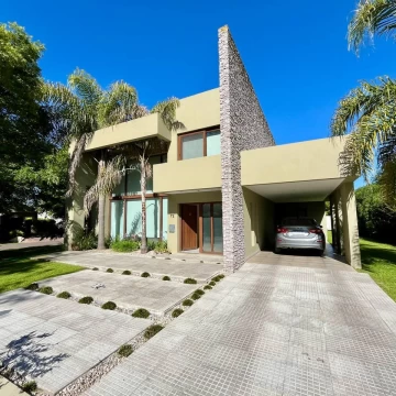 VENTA CASA 4 AMB. DE CATEGORÍA EN CLUB DE CAMPO ABRIL HUDSON