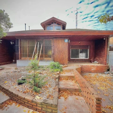 VENTA CASA 4AMB. BERAZATEGUI CON PILETA Y COCHERA