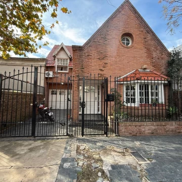 VENTA CASA 4 AMBIENTES QUILMES CENTRO CON PATIO Y PILETA