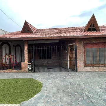 Venta casa 3 ambientes con cochera. Quilmes Oeste