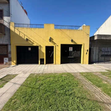 VENTA CASA 4 AMBIENTES, CON PATIO, QUINCHO, PARRILLA, COCHERA Y TERRAZA, EN BERNAL OESTE, QUILMES.