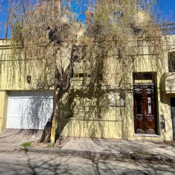 VENTA CASA 4 AMB. CON COCHERAS ACEPTA PERMUTA QUILMES ESTE