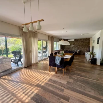 VENTA CASA - QUINTA 5 AMB.  CON PILETA Y CABAÑA EN ABASTO
