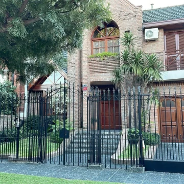 VENTA CASA 5 AMB CON PARQUE Y PILETA. APTO CREDITO. BARRIO PARQUE BERNAL