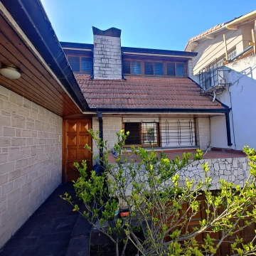 Venta de PH al frente de 4 ambientes y cochera en Bernal Este - Apto credito